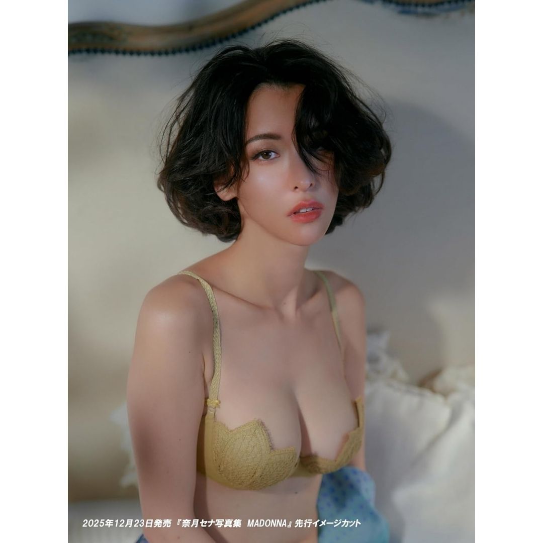 Sena Natsuki Photobook MADONNA (104 pages)